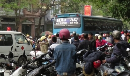 Thai phụ 7 tháng bị cán tử vong: Chồng trẻ ôm con đau đớn trước linh cữu vợ